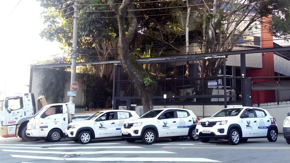 A casa em São Bernardo — Caminhão e os carros-oficina na porta da empresa