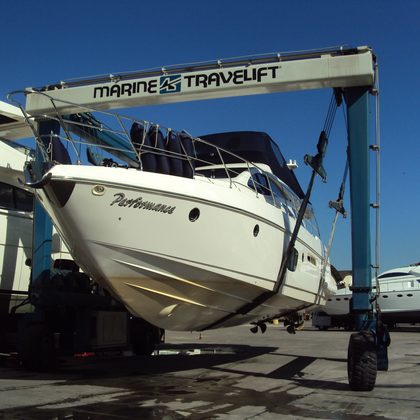 Marine Travelift erguendo uma lancha no estaleiro