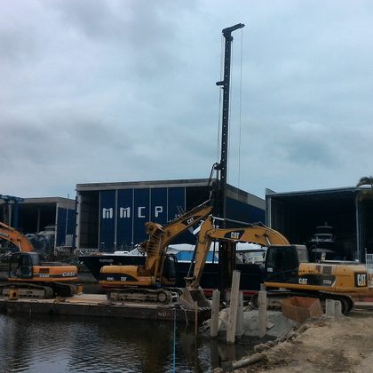Escavadeiras no pátio de uma marina à beira d'água