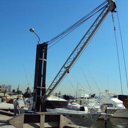 Guindaste de marina com embarcações ao fundo