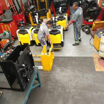Técnicos da Motorep movimentando paleteiras elétricas na oficina