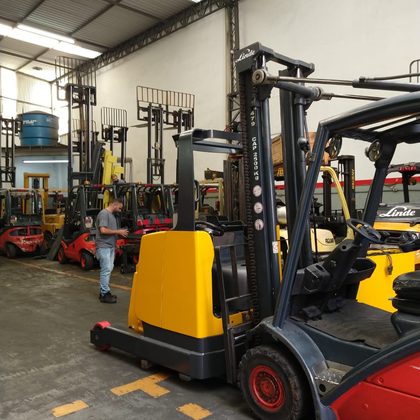Empilhadeira elétrica em assistência técnica na oficina da Motorep