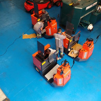 Rebocadores elétricos em manutenção na oficina
