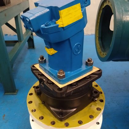 Motor hidráulico de giro desmontado para reparo