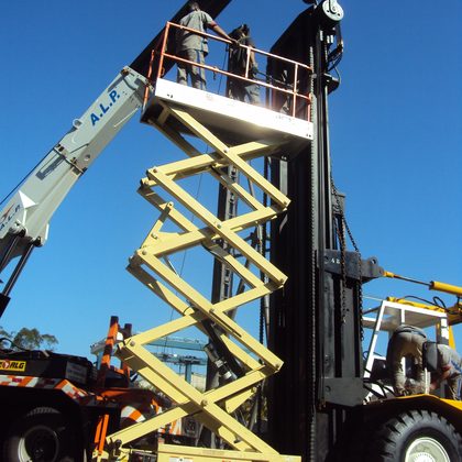 Plataforma elevatória tipo tesoura em manutenção