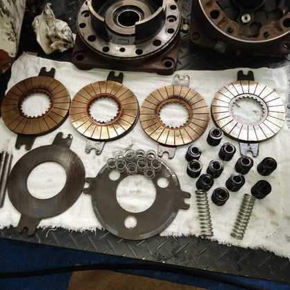 Peças de reparo separadas na bancada da oficina
