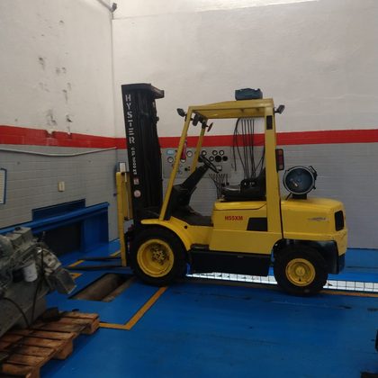 Empilhadeira Hyster sobre a rampa de serviço