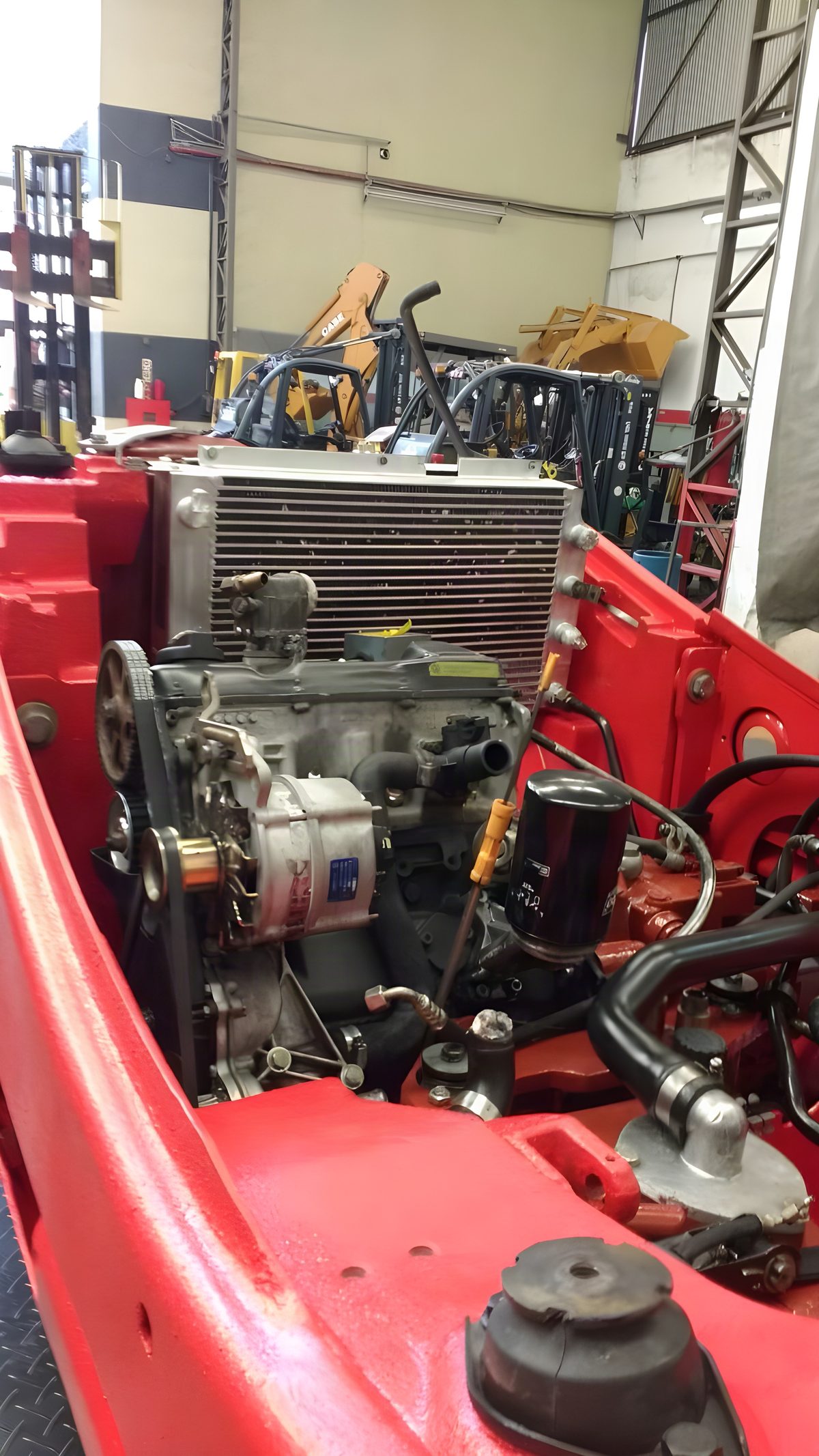 Empilhadeira aberta em retrofit na oficina da Motorep